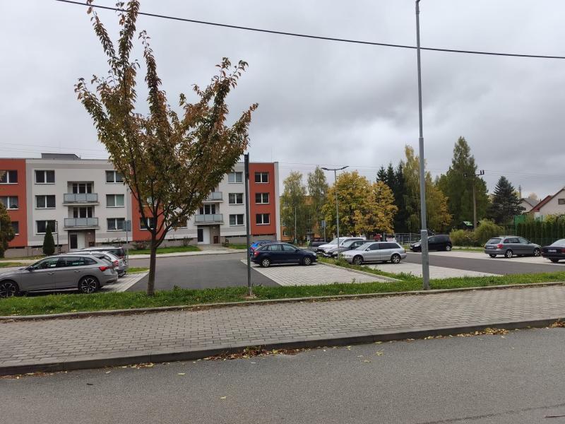 Horní parkoviště je hotové.